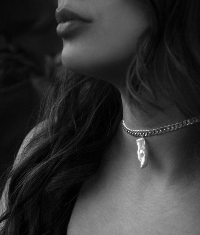 silver-necklace-girl-2